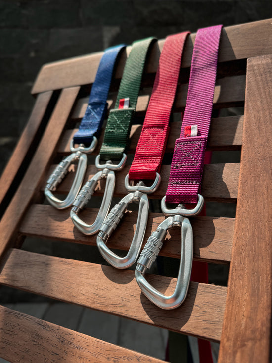 all our leashes are equipped with aluminium auto-locking carabiner, that can withstand over 350kgs of pulling strength